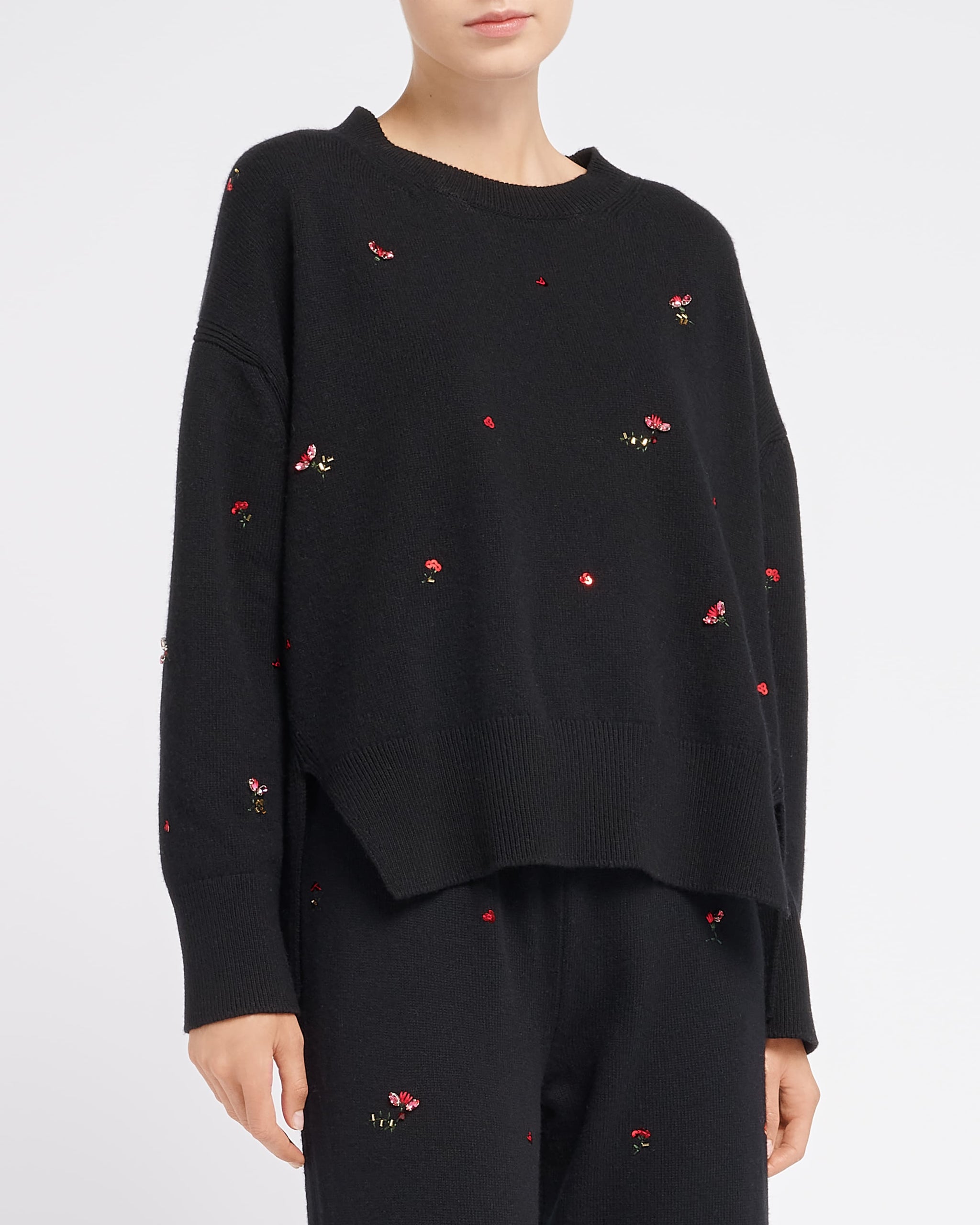 상징적인 꽃무늬 자수가 특징인 오버사이즈 캐시미어 니트 | Barrie - Barrie