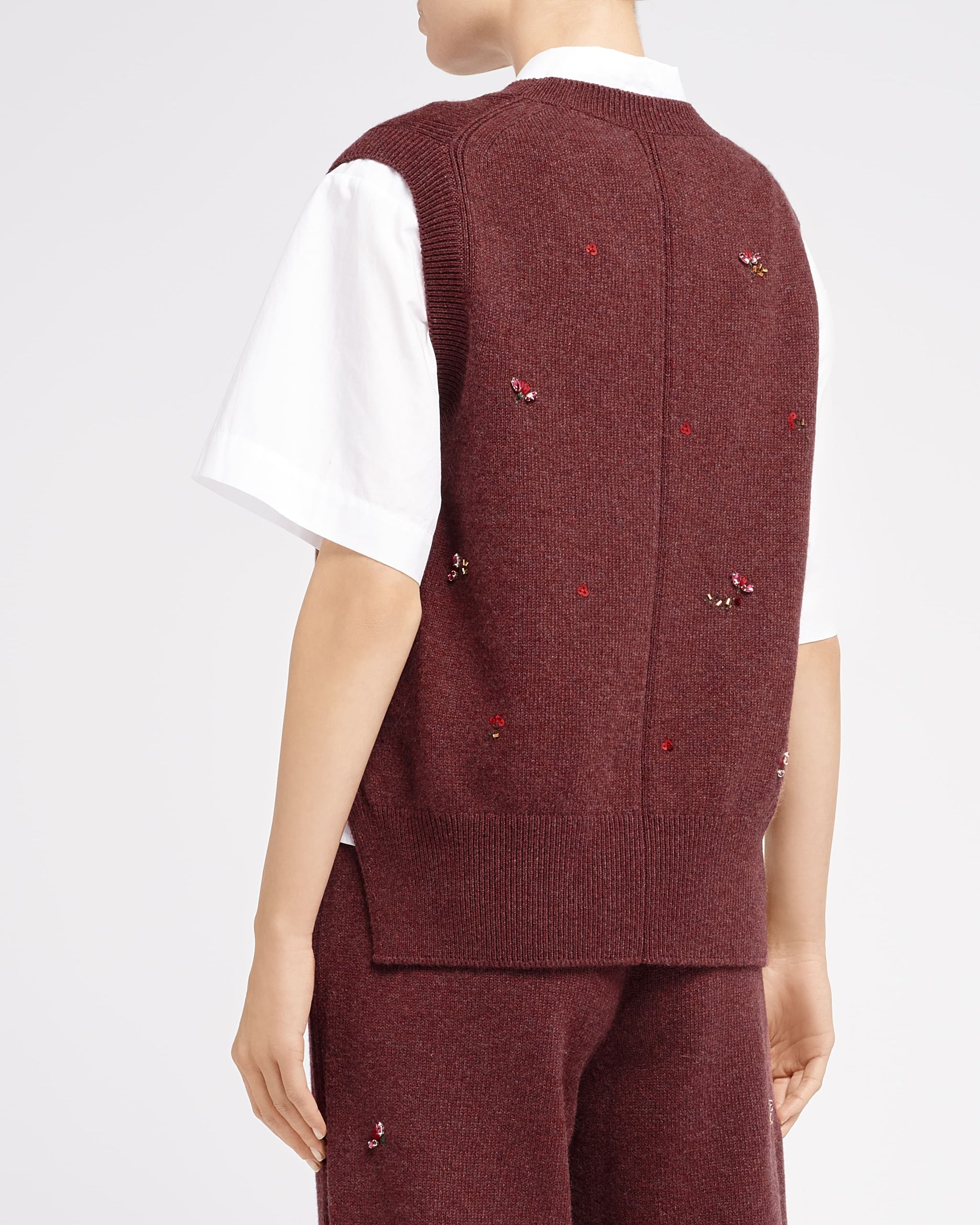 Iconic sleeveless jumper in cashmere with floral embroidery | Barrie - Barrie