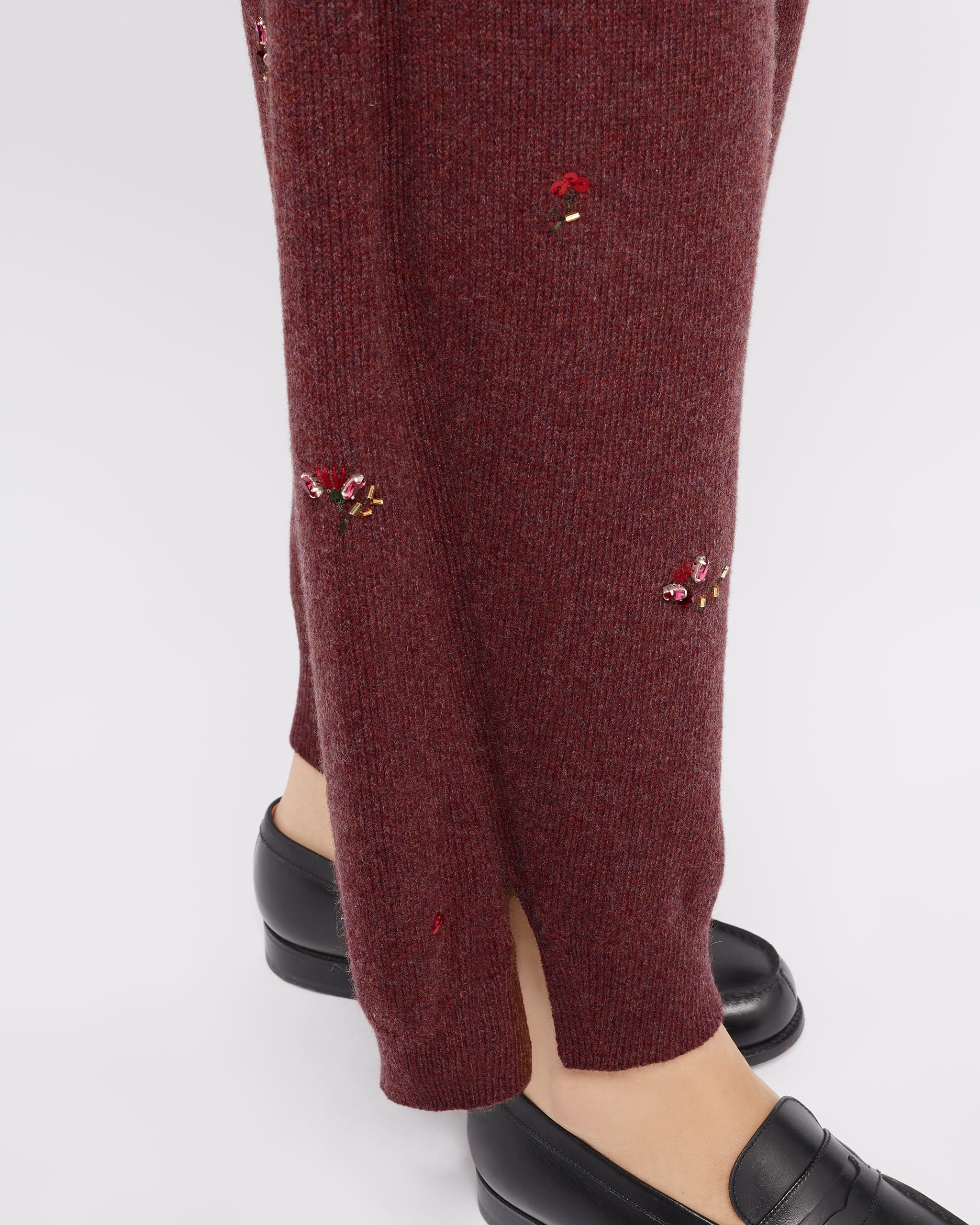 상징적인 꽃무늬 자수가 새겨진 캐시미어 팬츠 | Barrie - Barrie