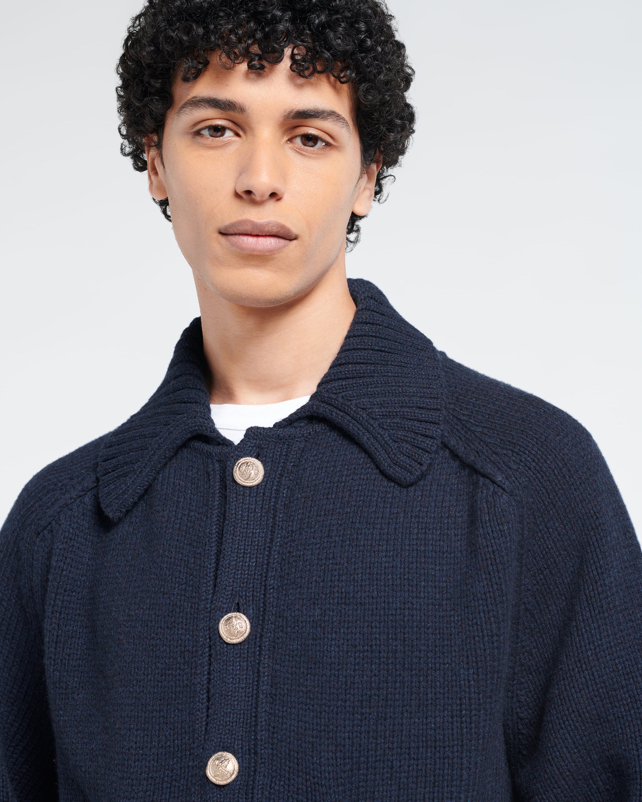 금장 버튼과 폴로 칼라가 있는 두툼한 캐시미어 카디건 | Barrie - Barrie