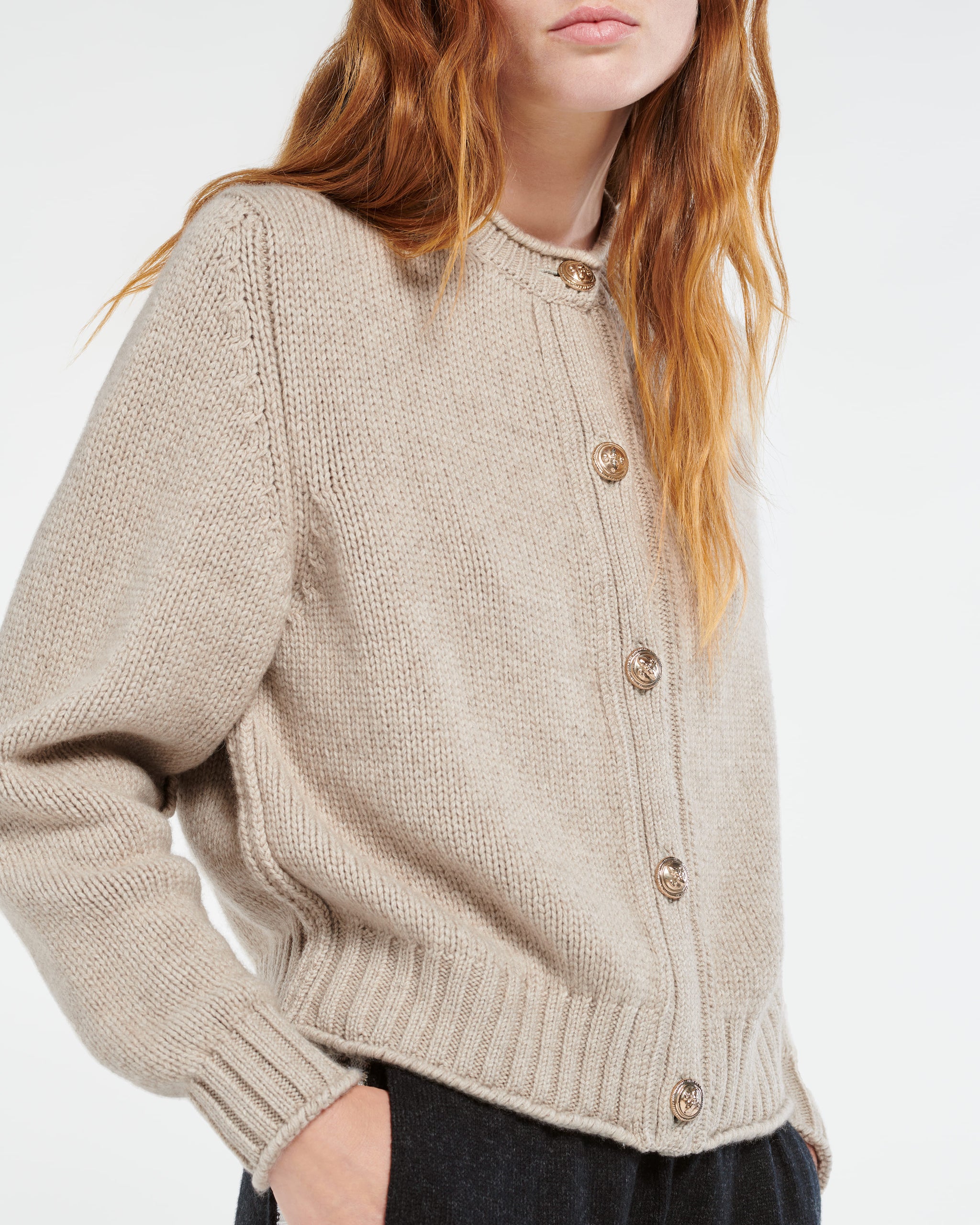 금장 버튼이 있는 두툼한 캐시미어 카디건 | Barrie - Barrie