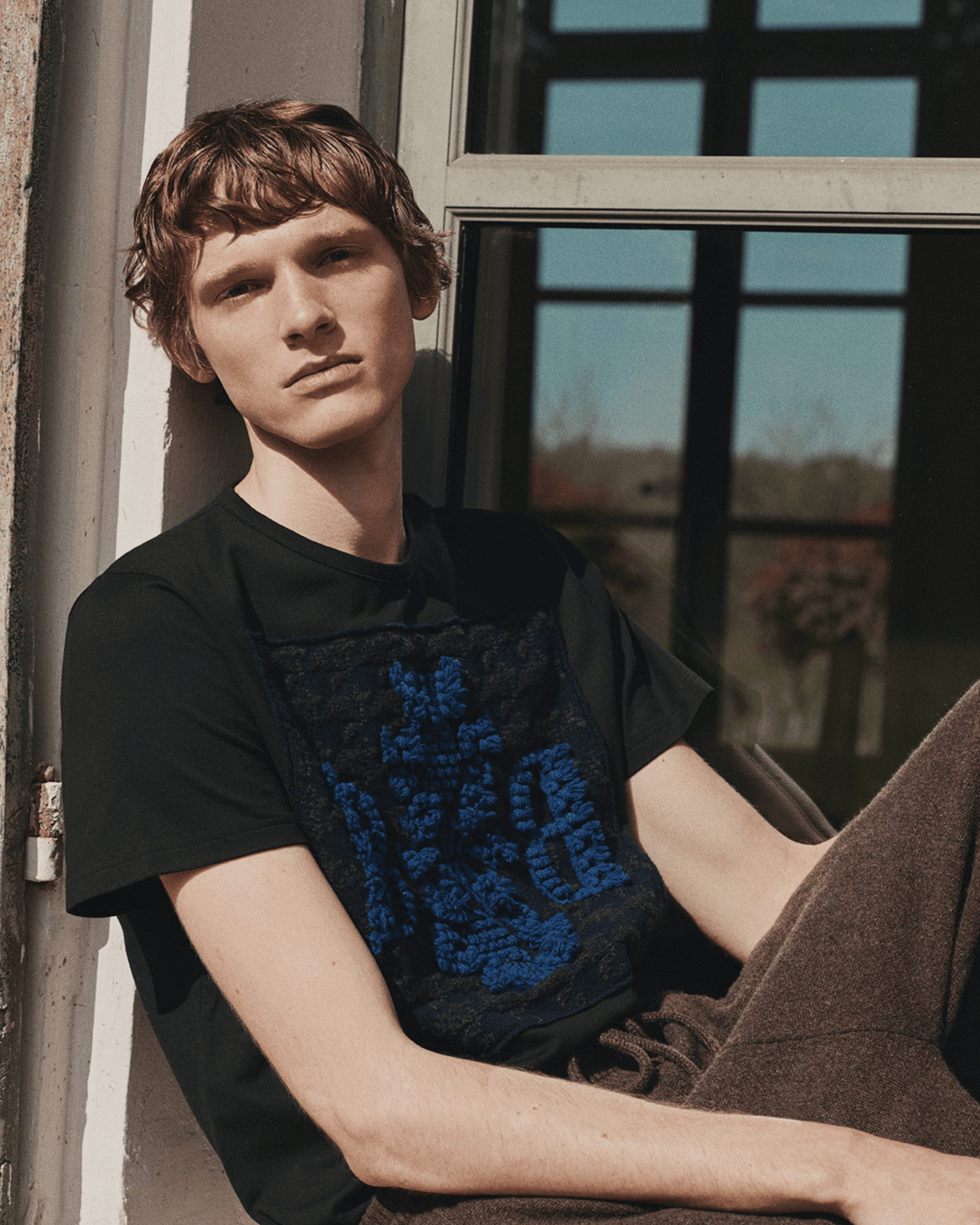 B 로고 & 하운즈투스 모티프 캐시미어 패치 장식 티셔츠 | Barrie - Barrie