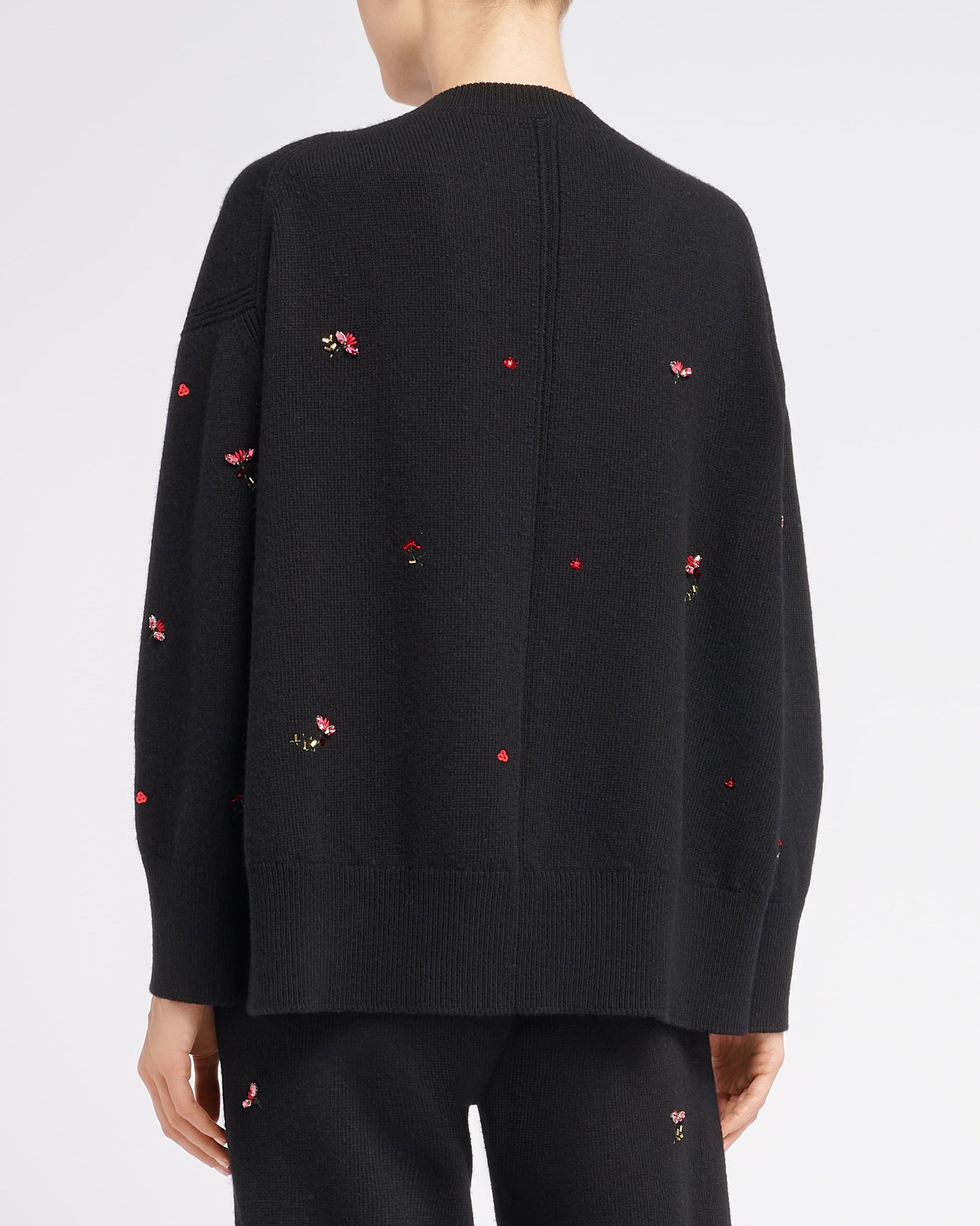 상징적인 꽃무늬 자수가 특징인 오버사이즈 캐시미어 니트 | Barrie - Barrie