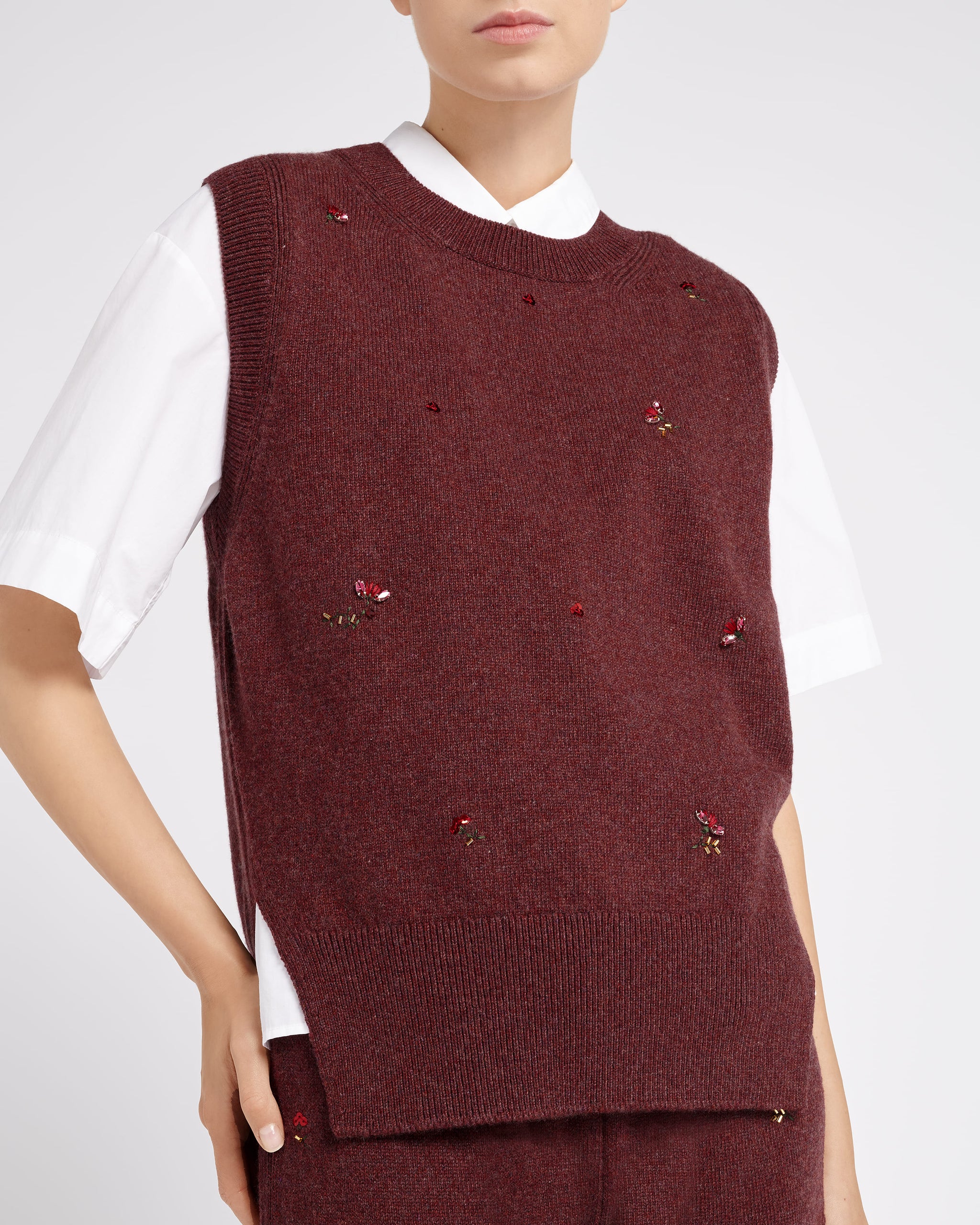 Iconic sleeveless jumper in cashmere with floral embroidery | Barrie - Barrie