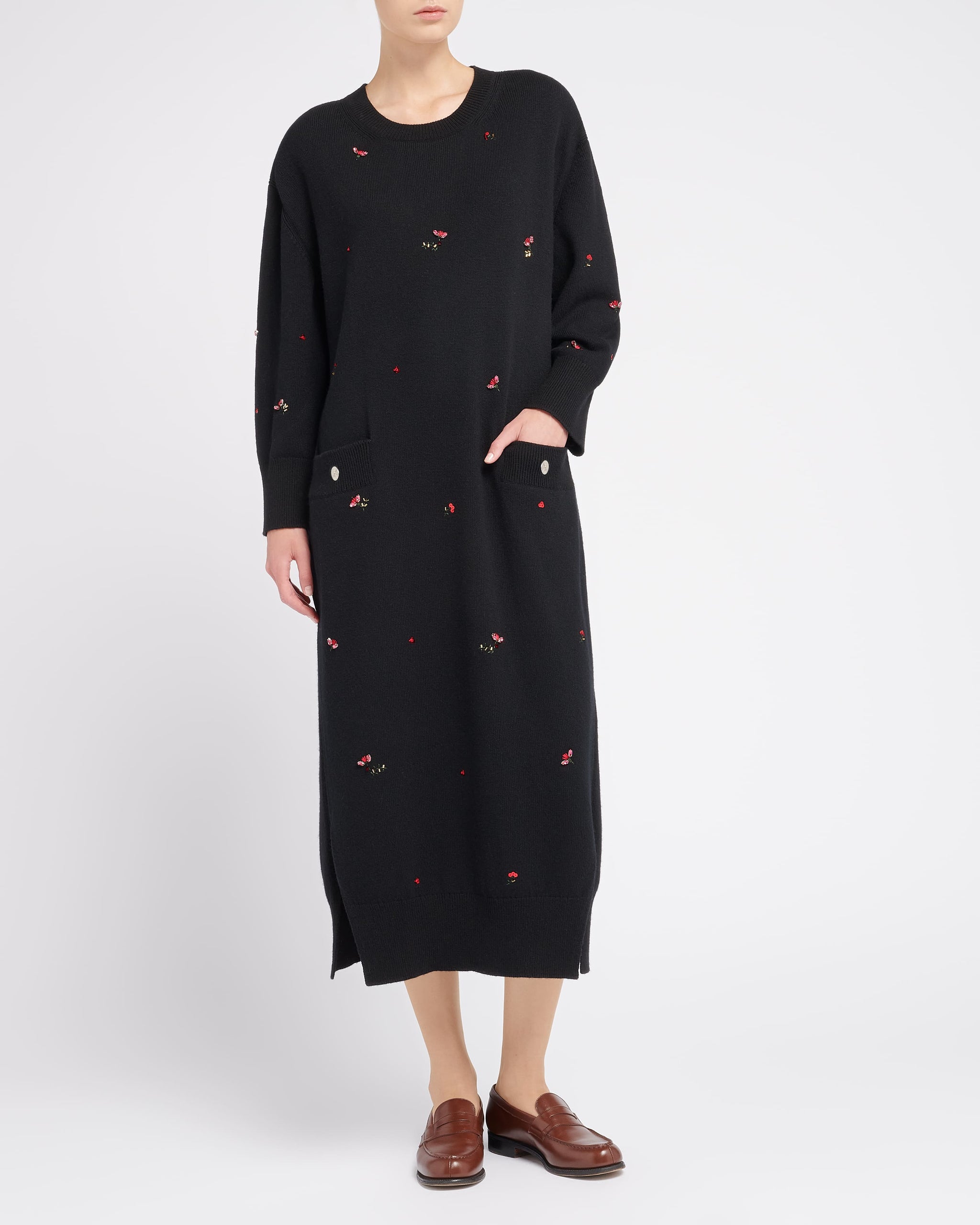 상징적인 꽃무늬 자수가 특징인 캐시미어 맥시 드레스 | Barrie - Barrie
