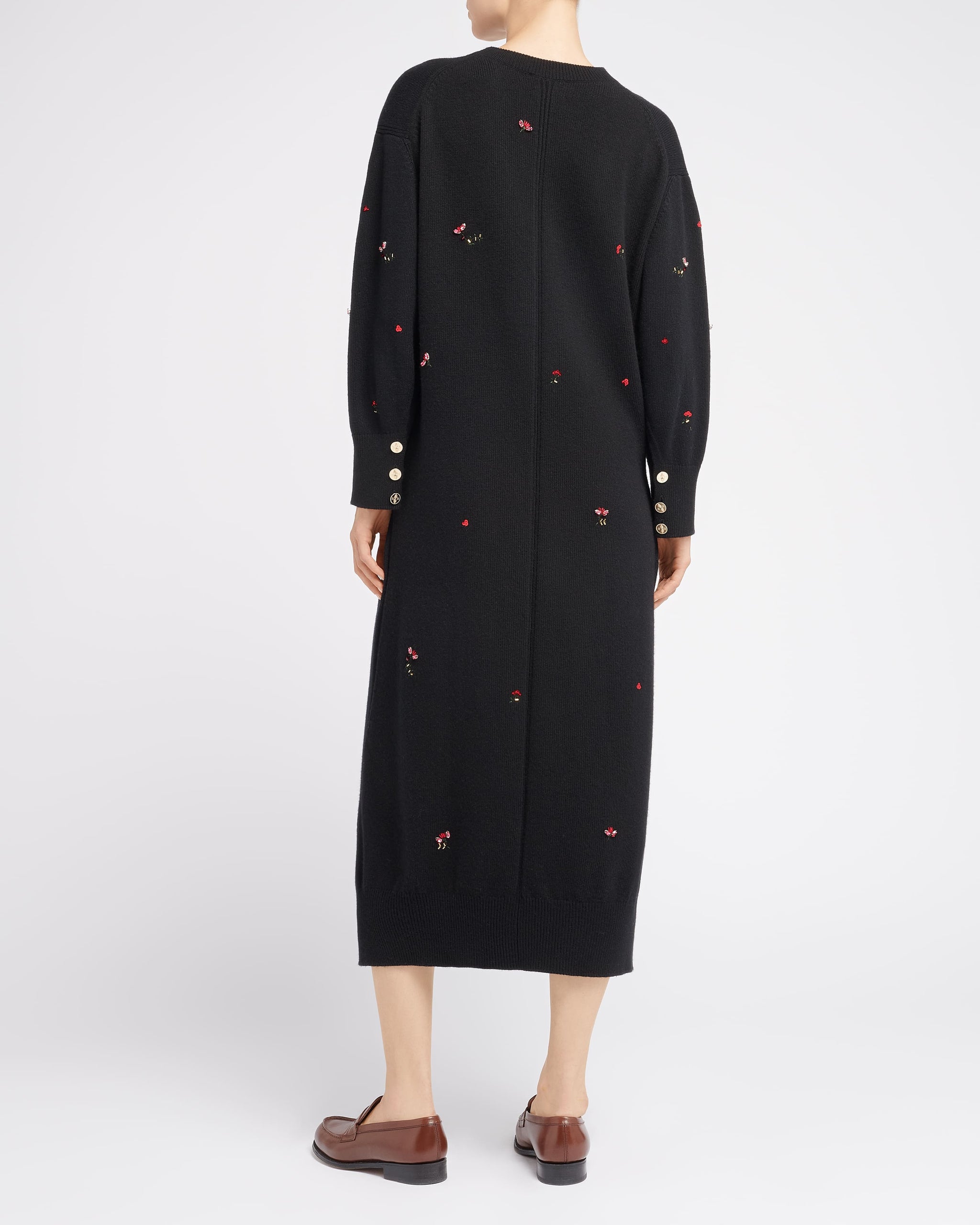 상징적인 꽃무늬 자수가 특징인 캐시미어 맥시 드레스 | Barrie - Barrie