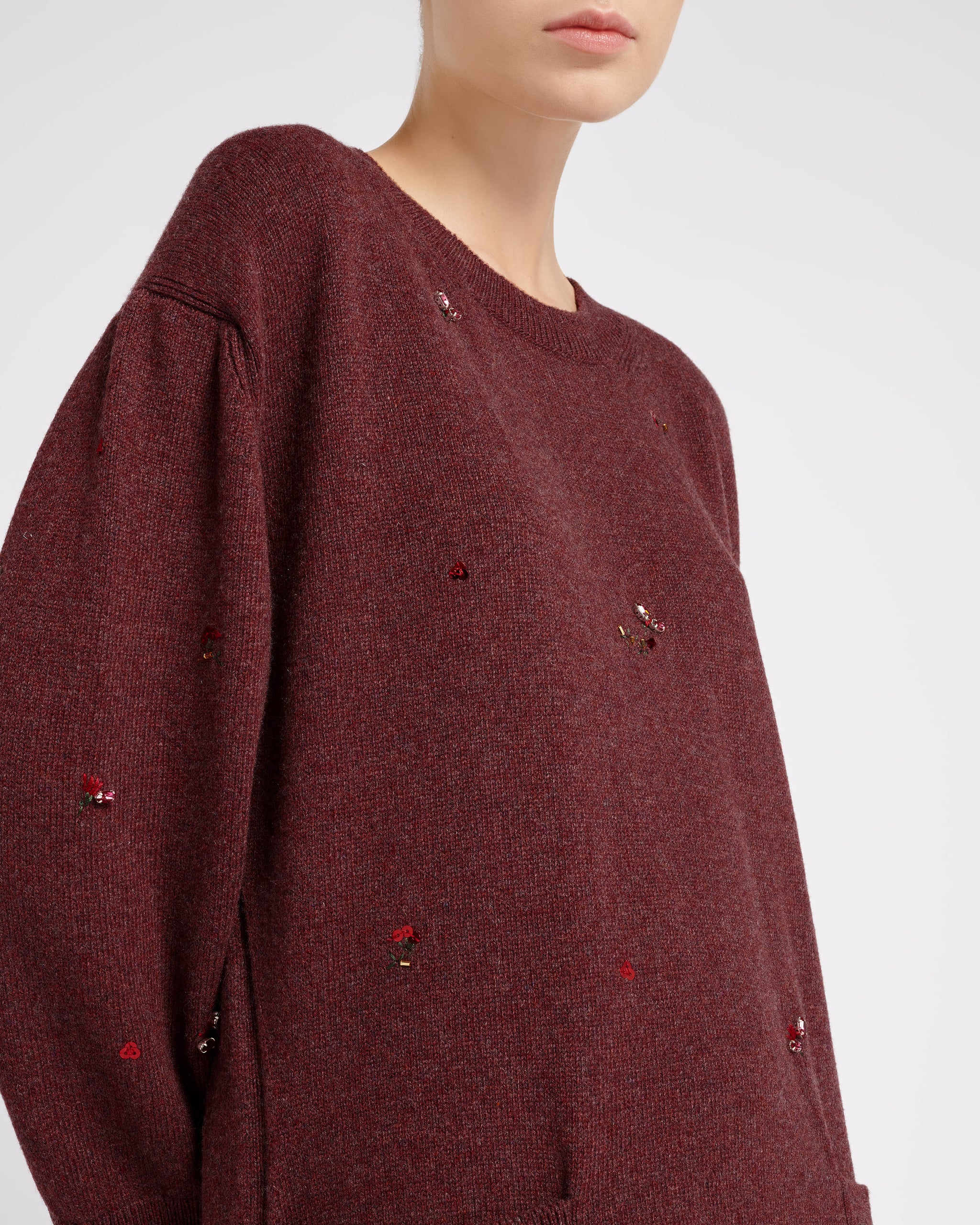 상징적인 꽃무늬 자수가 특징인 캐시미어 맥시 드레스 | Barrie - Barrie