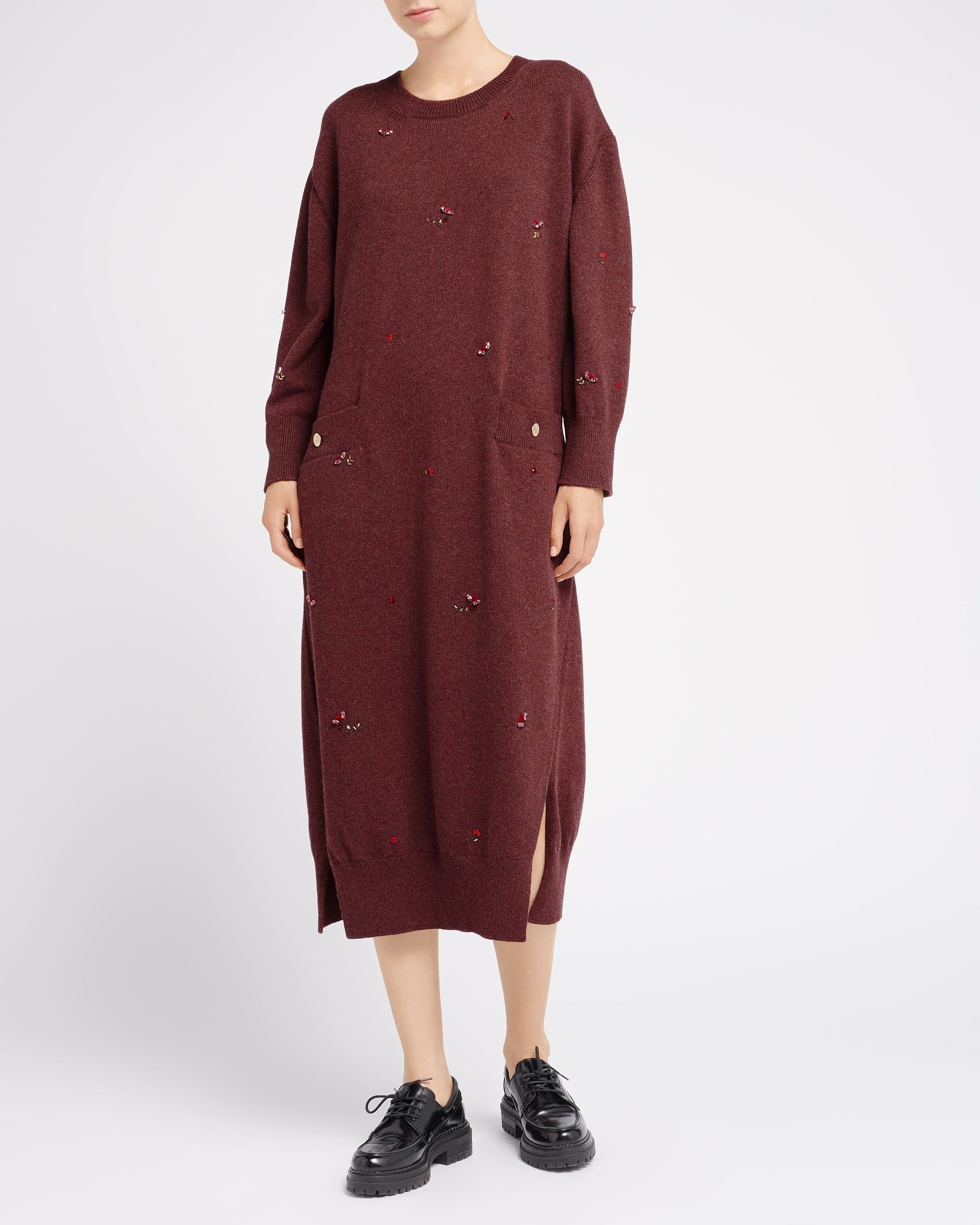 상징적인 꽃무늬 자수가 특징인 캐시미어 맥시 드레스 | Barrie - Barrie