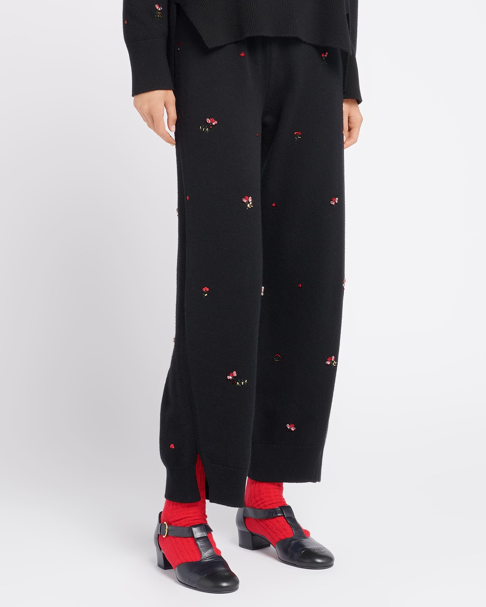 상징적인 꽃무늬 자수가 새겨진 캐시미어 팬츠 | Barrie - Barrie