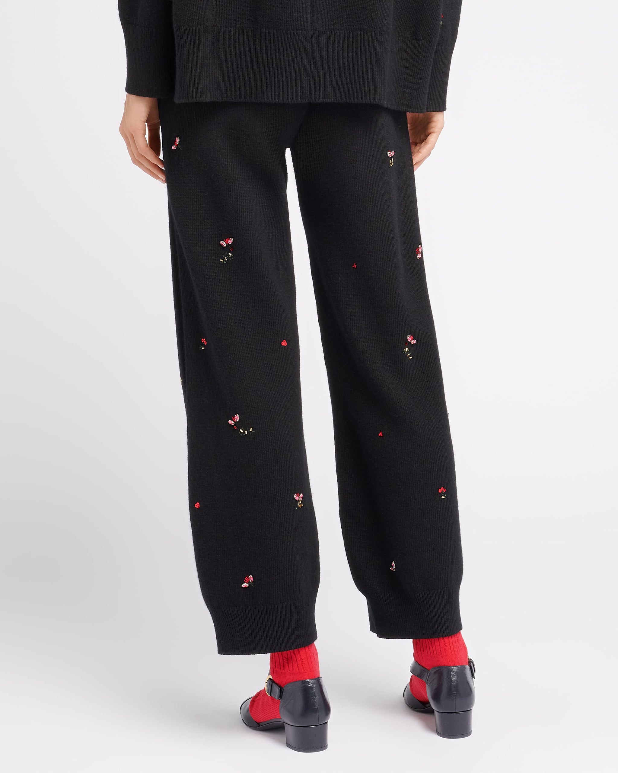 상징적인 꽃무늬 자수가 새겨진 캐시미어 팬츠 | Barrie - Barrie