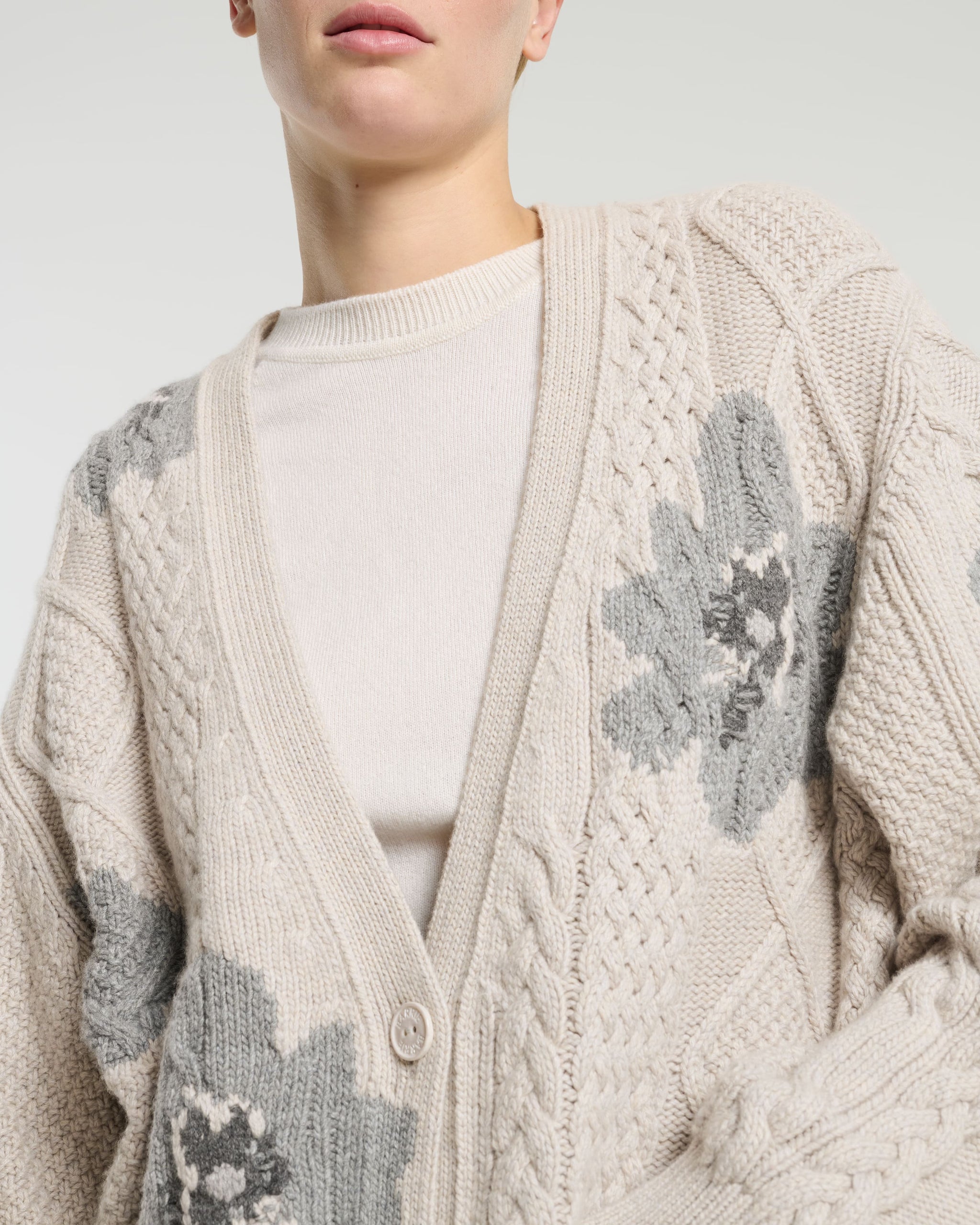 캐시미어 꽃무늬 모티프 V 넥 카디건 | Barrie - Barrie