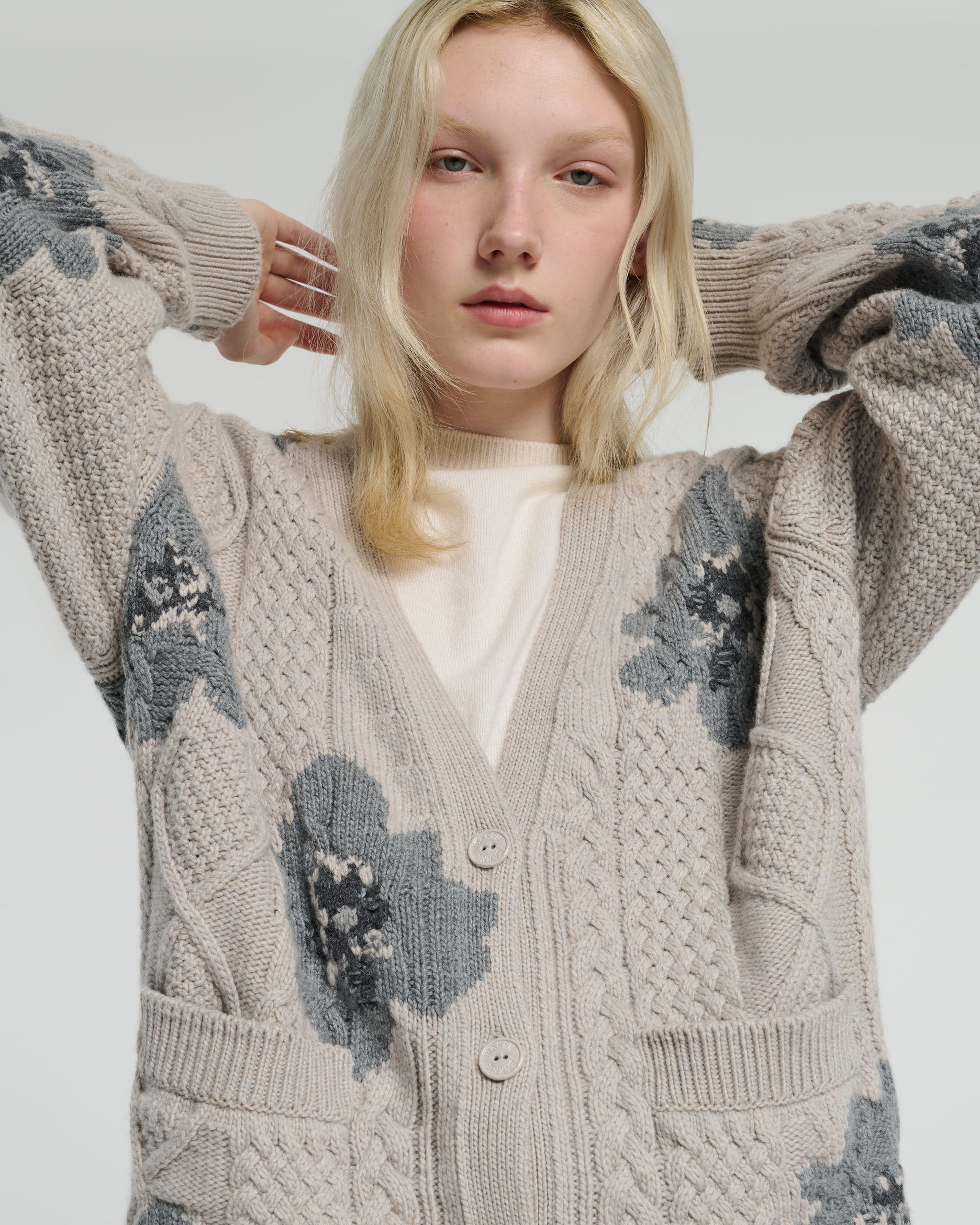 캐시미어 꽃무늬 모티프 V 넥 카디건 | Barrie - Barrie