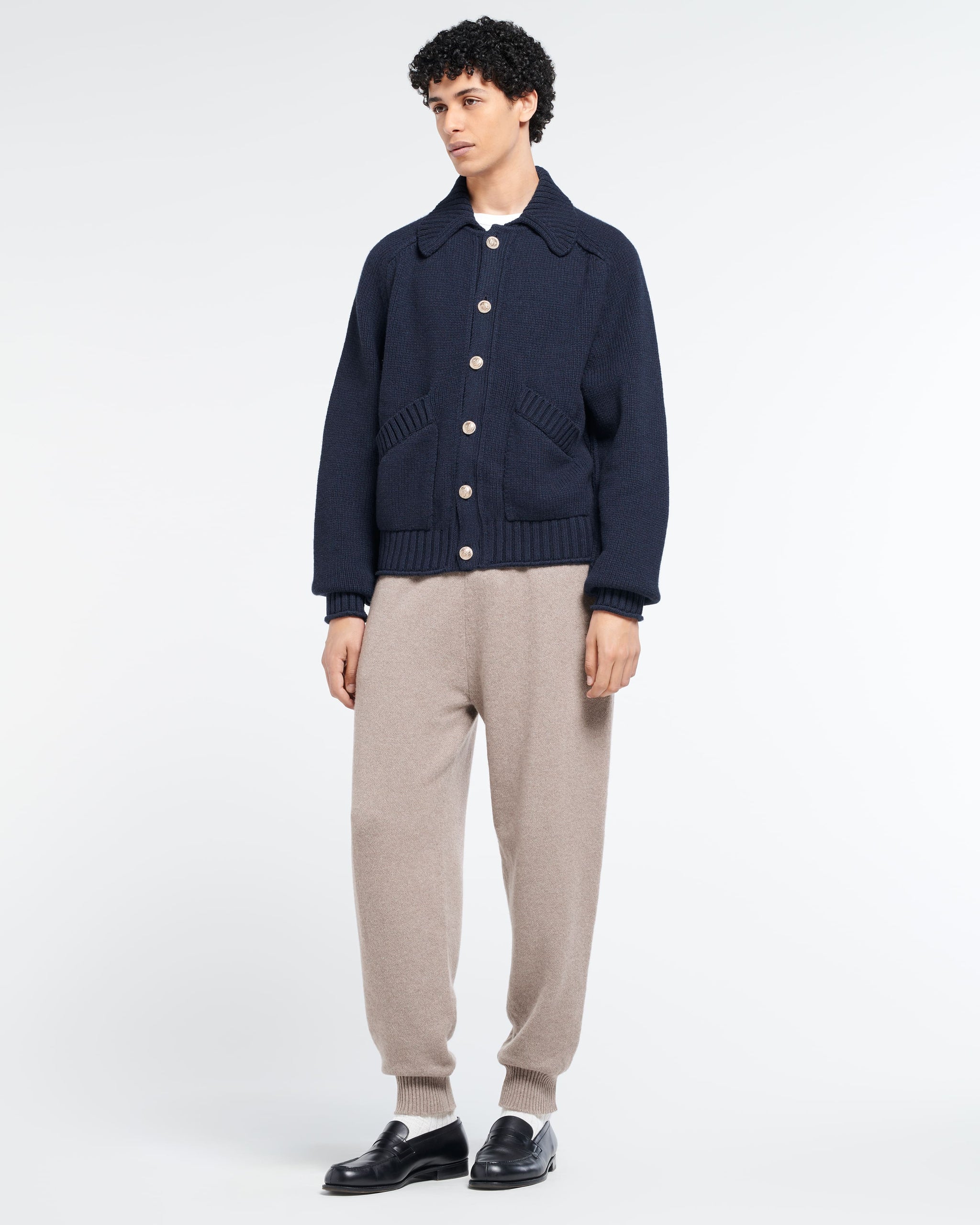 금장 버튼과 폴로 칼라가 있는 두툼한 캐시미어 카디건 | Barrie - Barrie