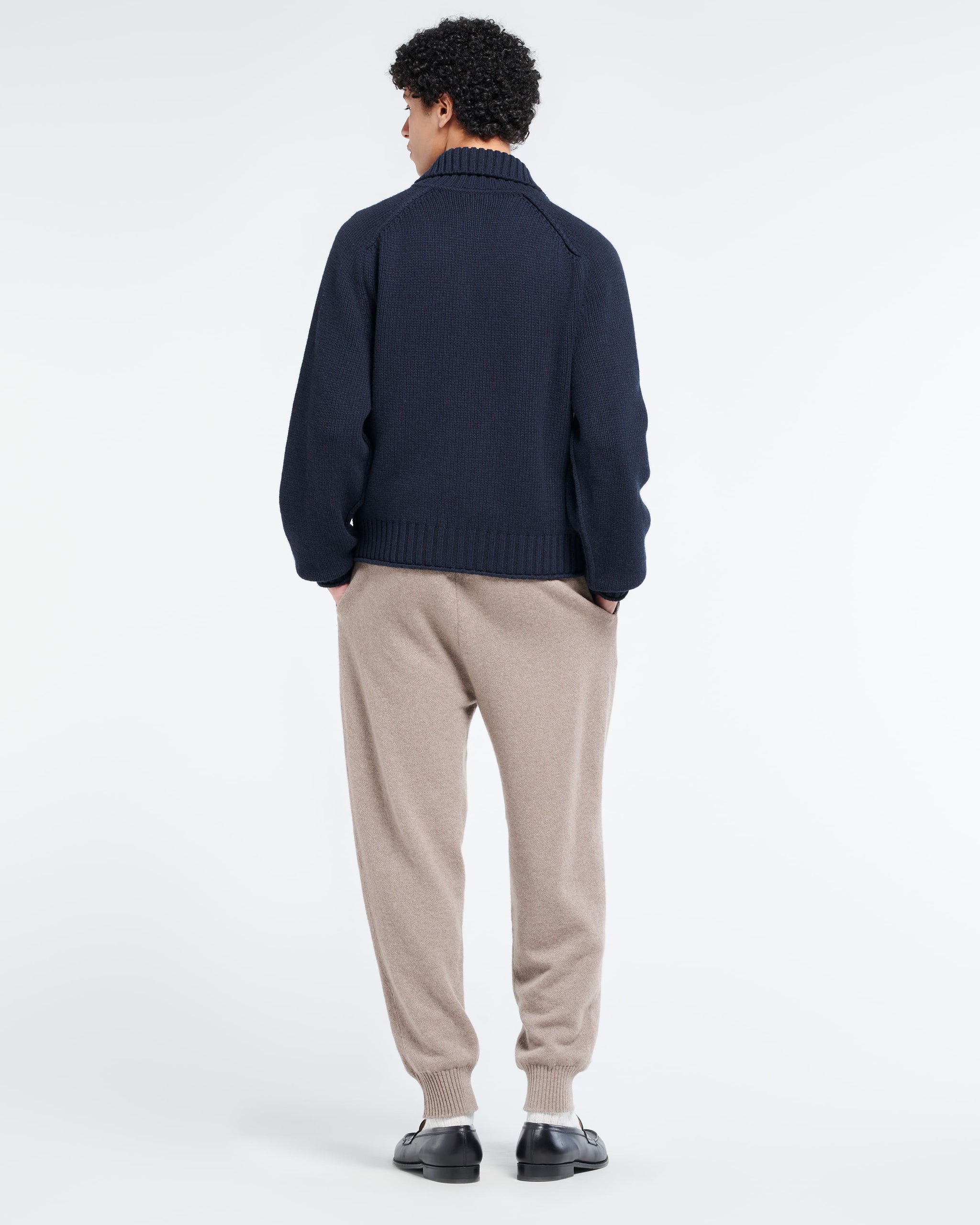 금장 버튼과 폴로 칼라가 있는 두툼한 캐시미어 카디건 | Barrie - Barrie