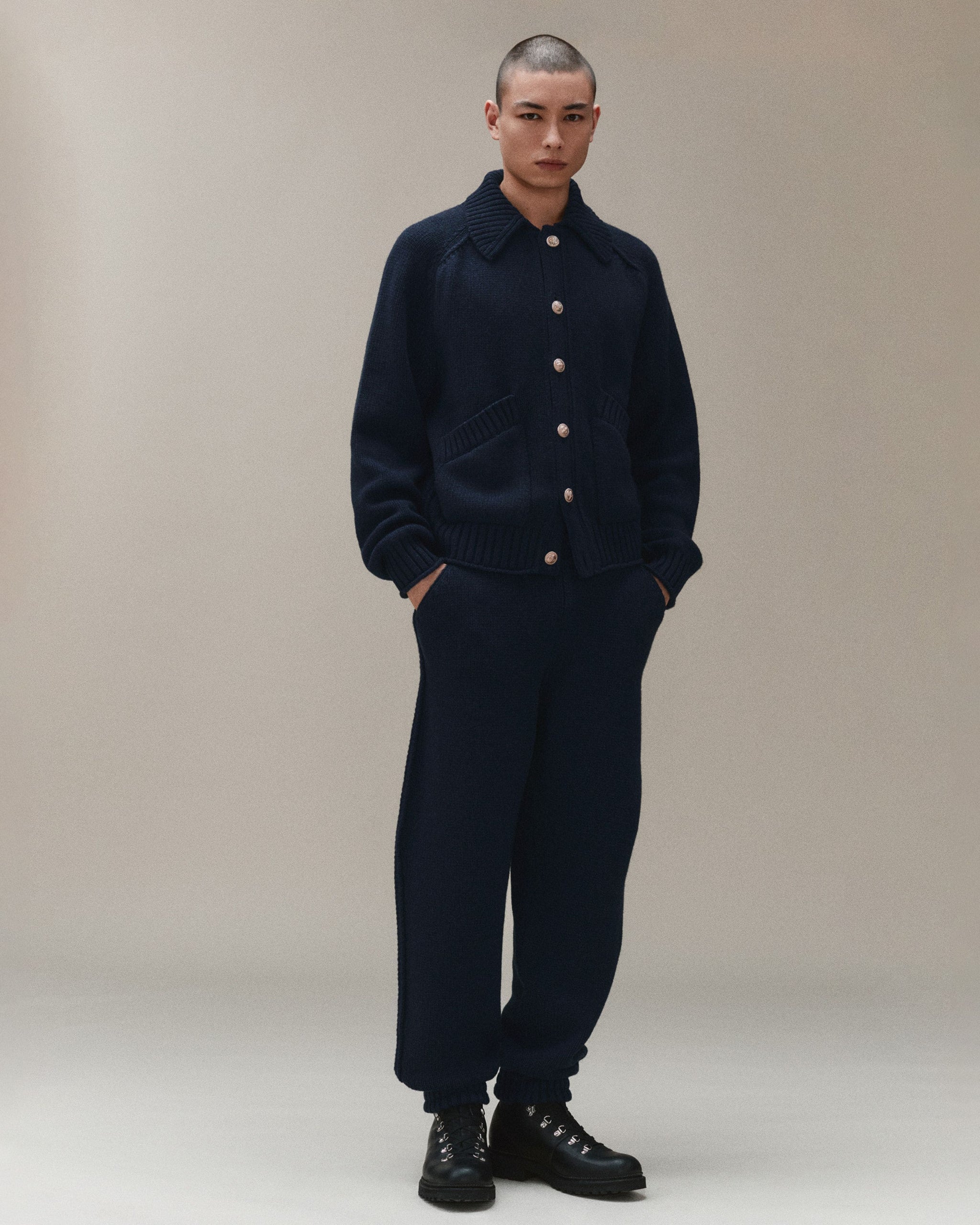 금장 버튼과 폴로 칼라가 있는 두툼한 캐시미어 카디건 | Barrie - Barrie