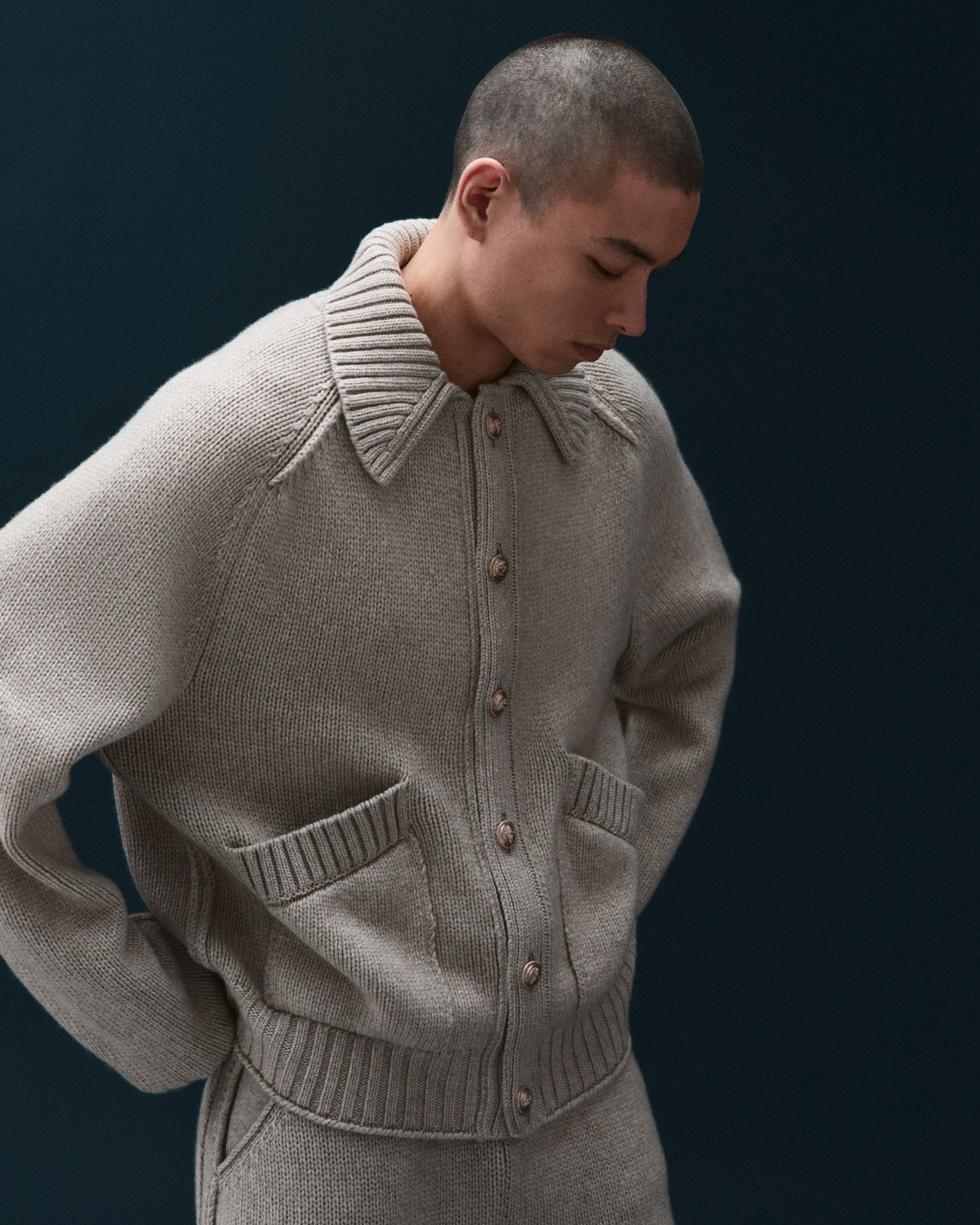 Chunky cashmere cardigan with polo collar and gold buttons | Barrie - Barrie