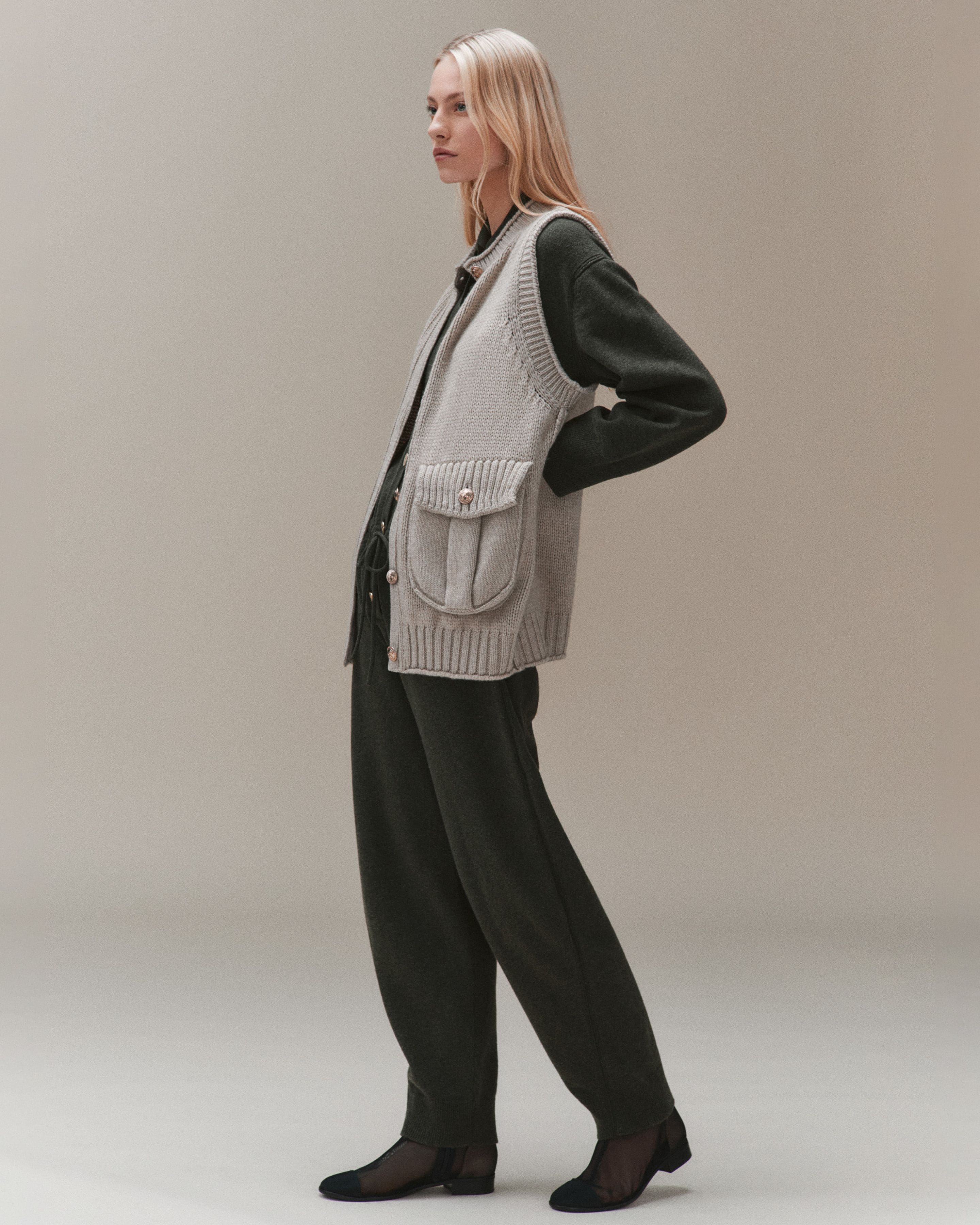 Chunky sleeveless cardigan with gold buttons – Barrie