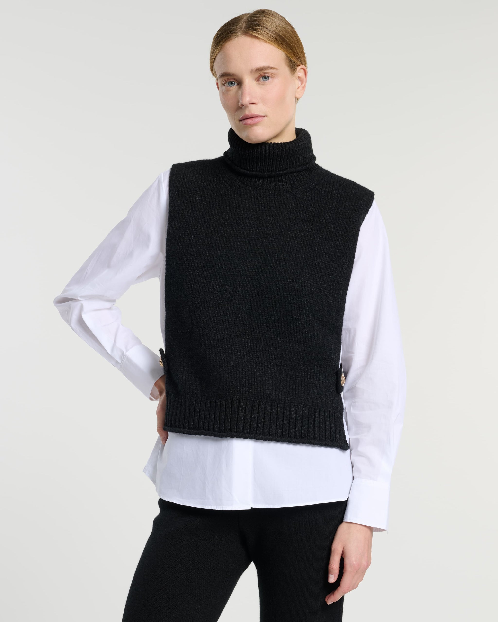 Cashmere plastron with gold buttons  | Barrie - Barrie