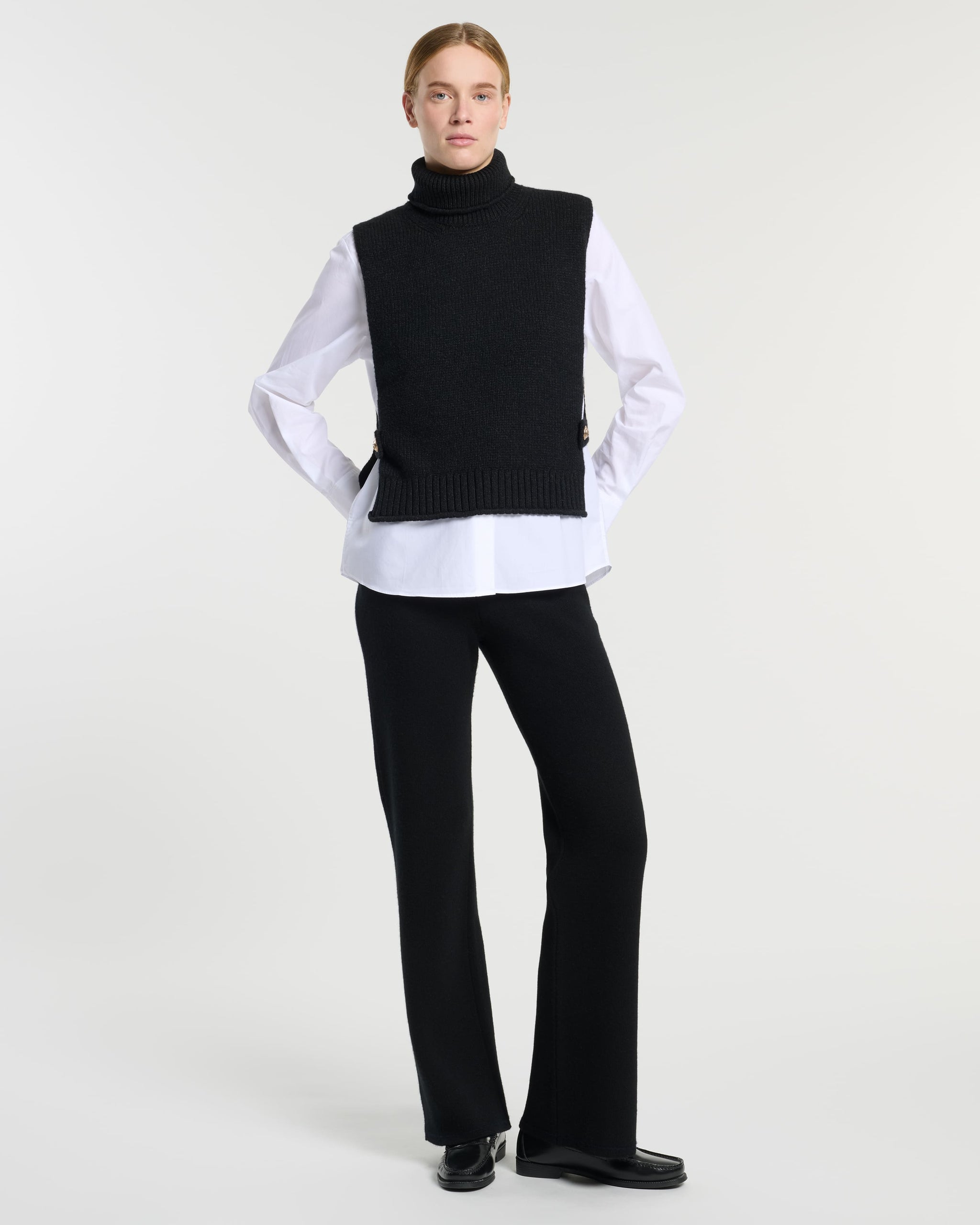 Cashmere plastron with gold buttons  | Barrie - Barrie