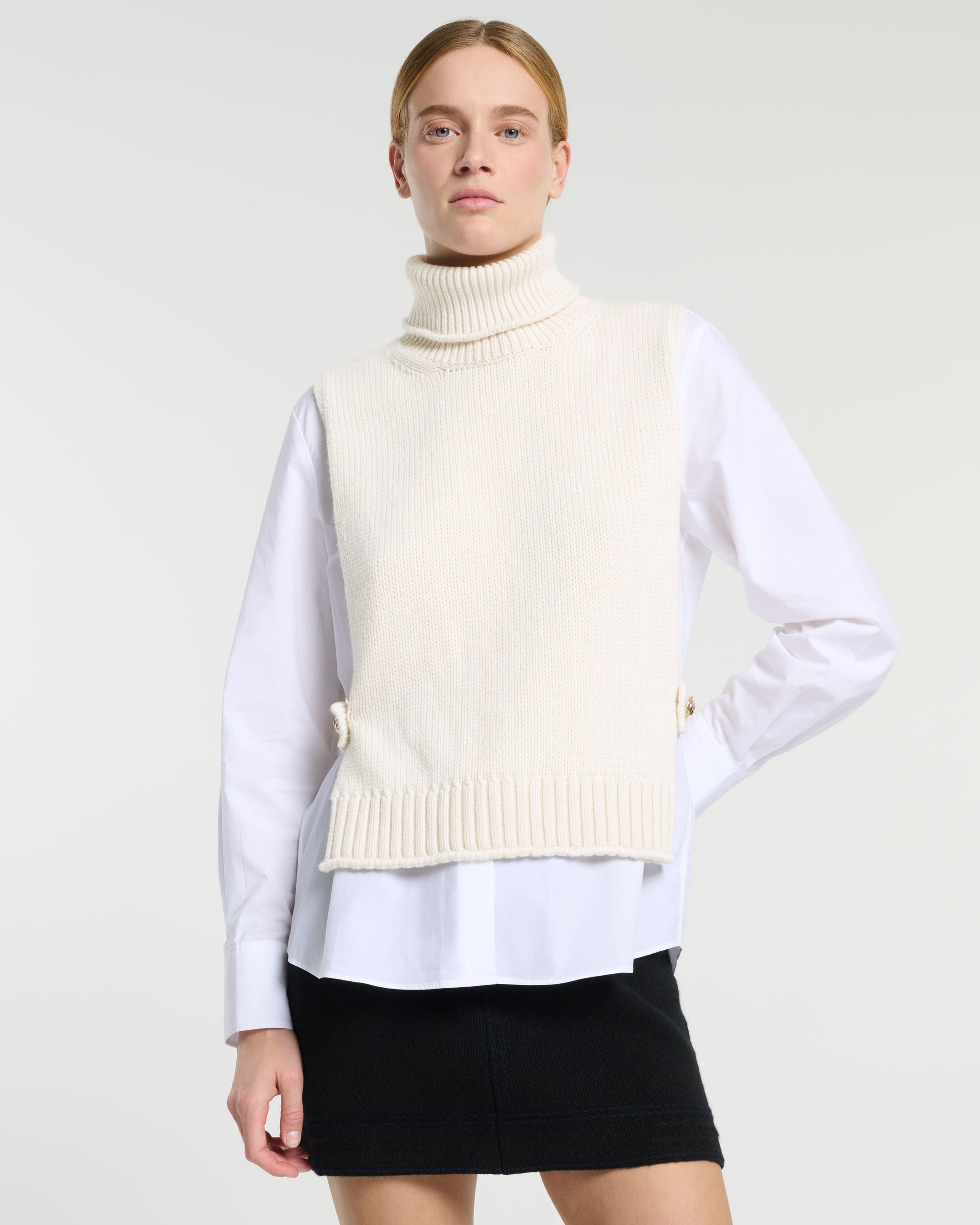 Cashmere plastron with gold buttons  | Barrie - Barrie