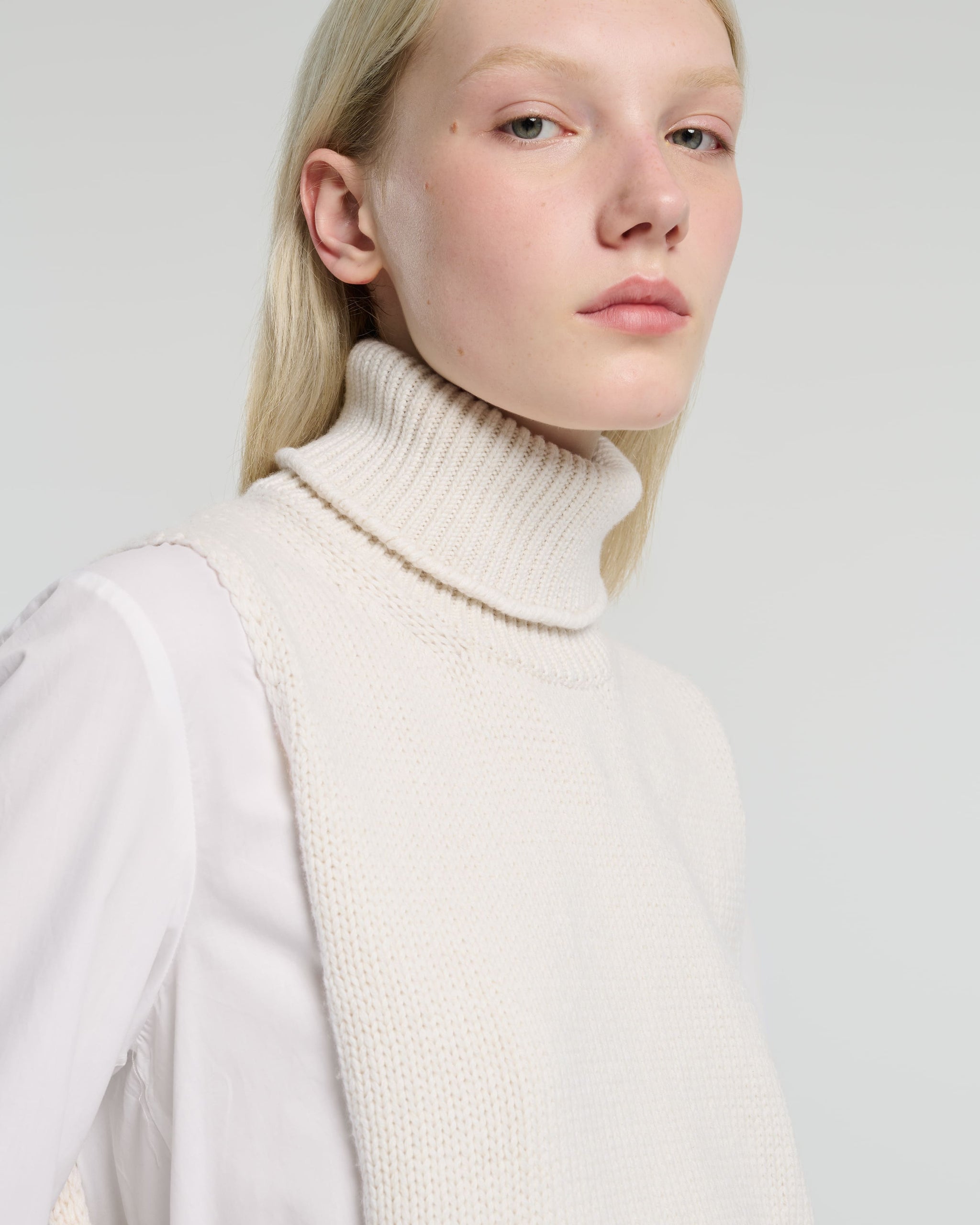 Cashmere plastron with gold buttons  | Barrie - Barrie