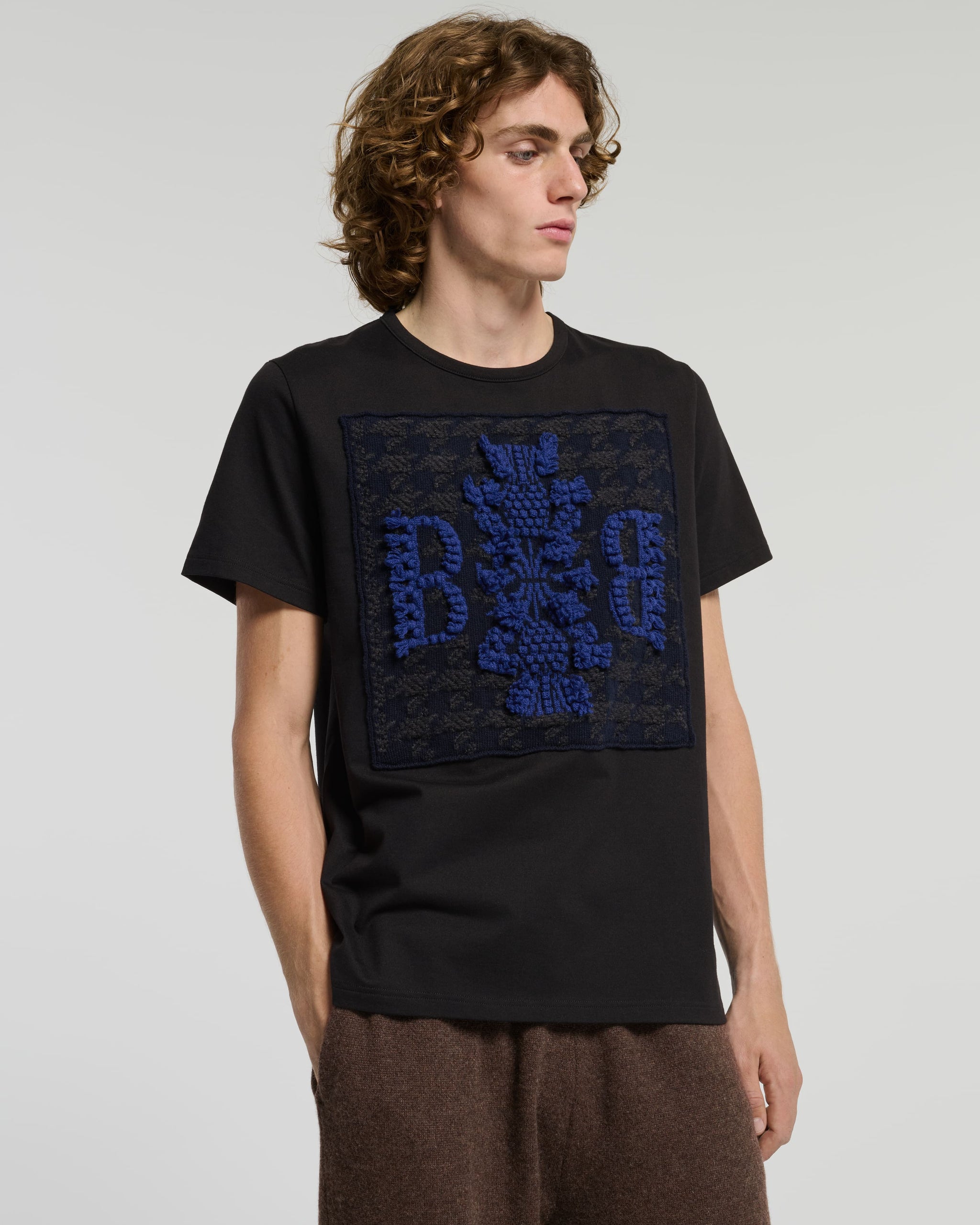 B 로고 & 하운즈투스 모티프 캐시미어 패치 장식 티셔츠 | Barrie - Barrie