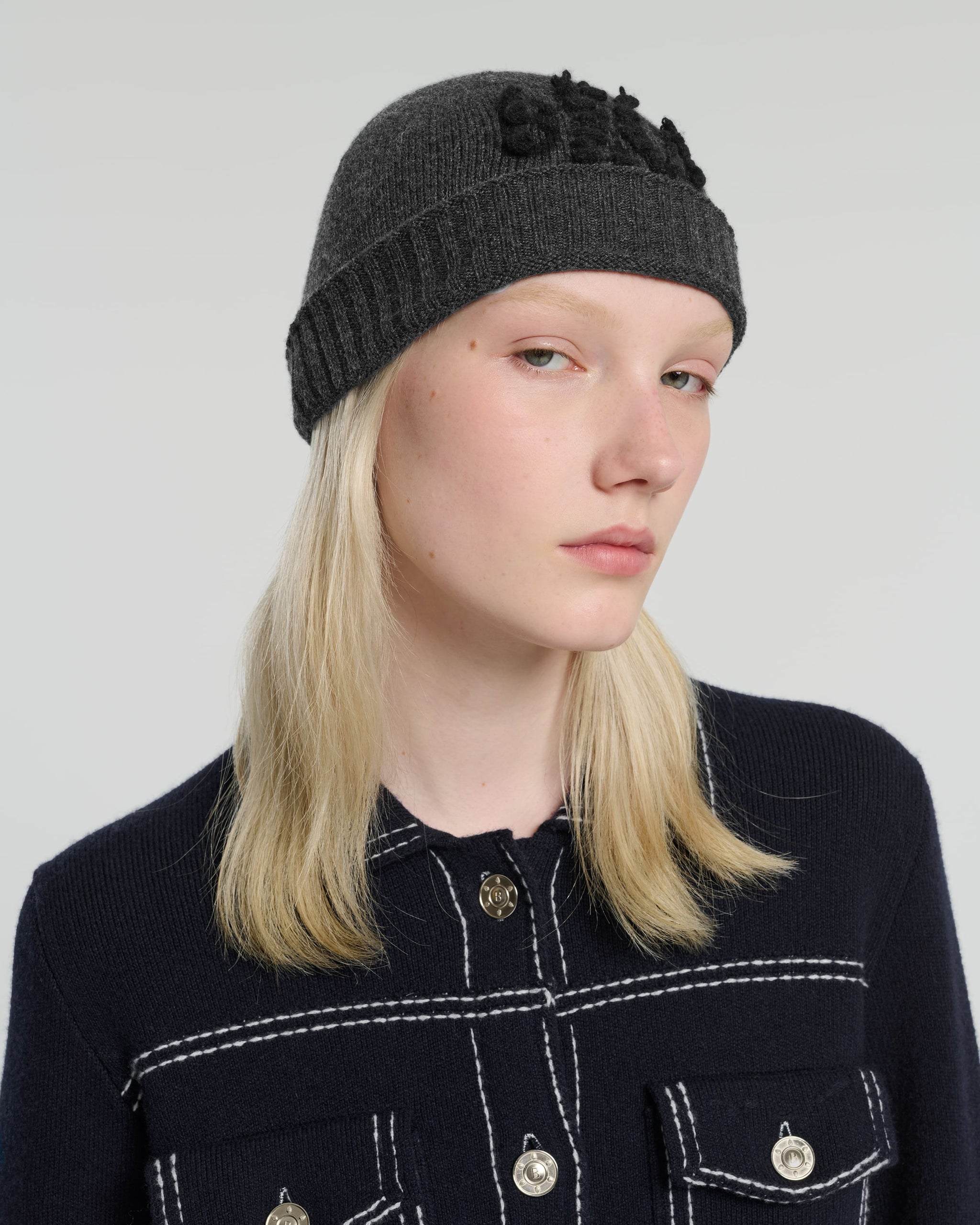 Cashmere beanie hat with B logo  | Barrie - Barrie