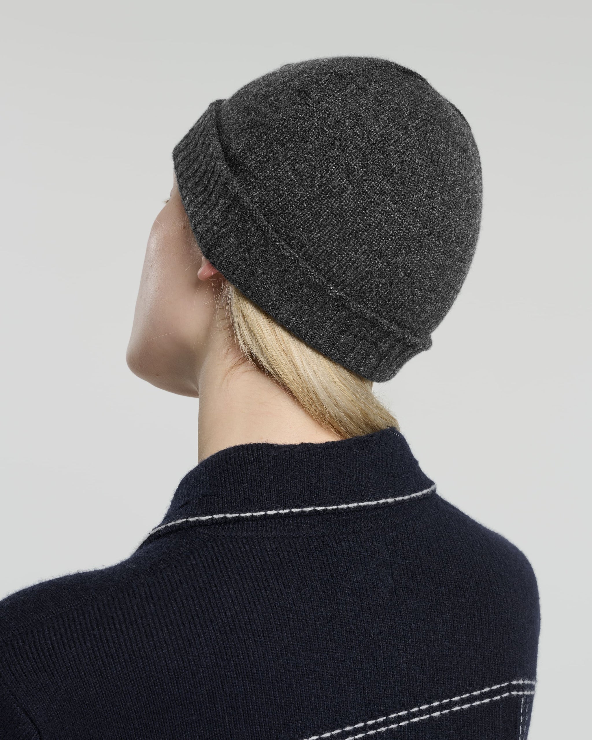 Cashmere beanie hat with B logo  | Barrie - Barrie