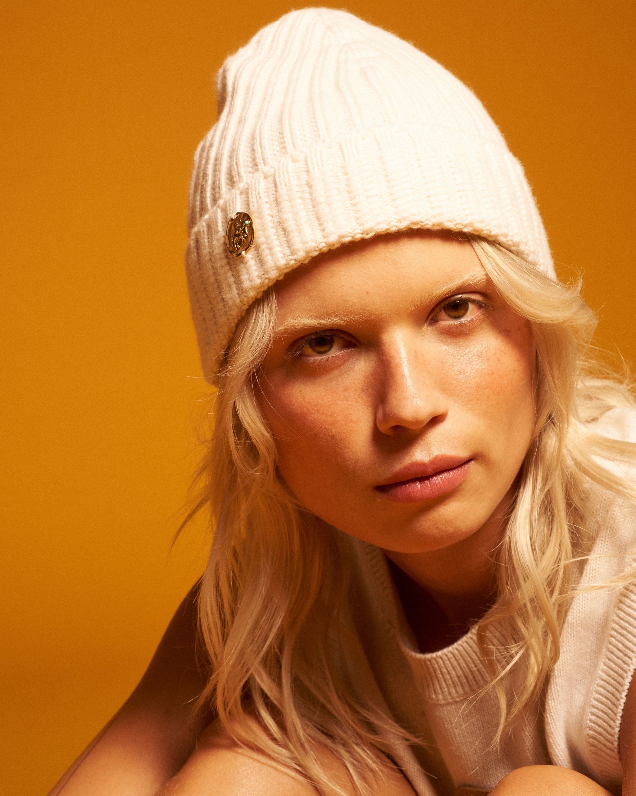 별자리 메달로 개별화할 수 있는 캐시미어 비니. | Barrie - Barrie