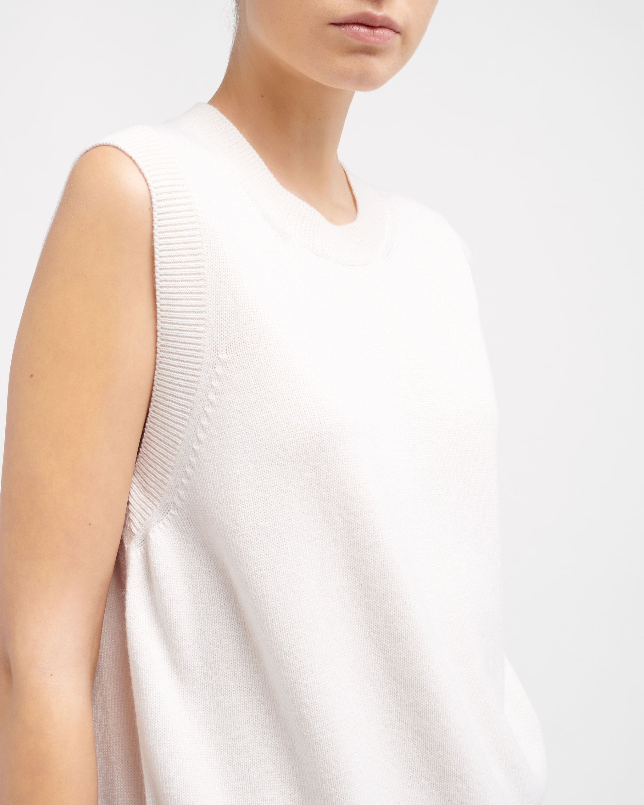 Iconic sleeveless cashmere jumper | Barrie - Barrie