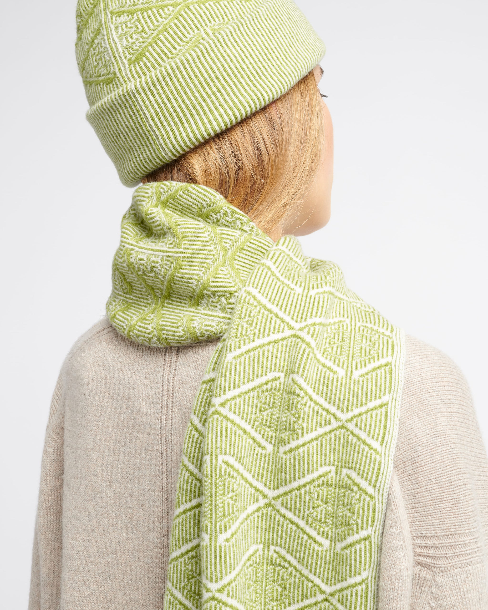 Beanie hat in cashmere with a monogram motif | Barrie - Barrie